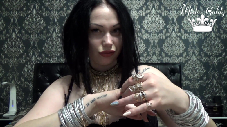 Goddess Misha Goldy: Striptease &amp; sieradenfetisj!