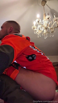Tyler Blake Hivis, vêtements de travail, muscle flex, jeu avec un gode, branlette dans les équipements.