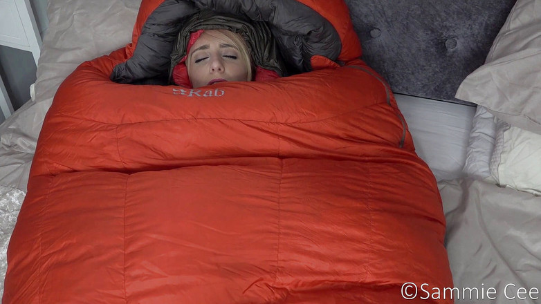 Sammie Cee: Пуховик и мастурбация на кровати