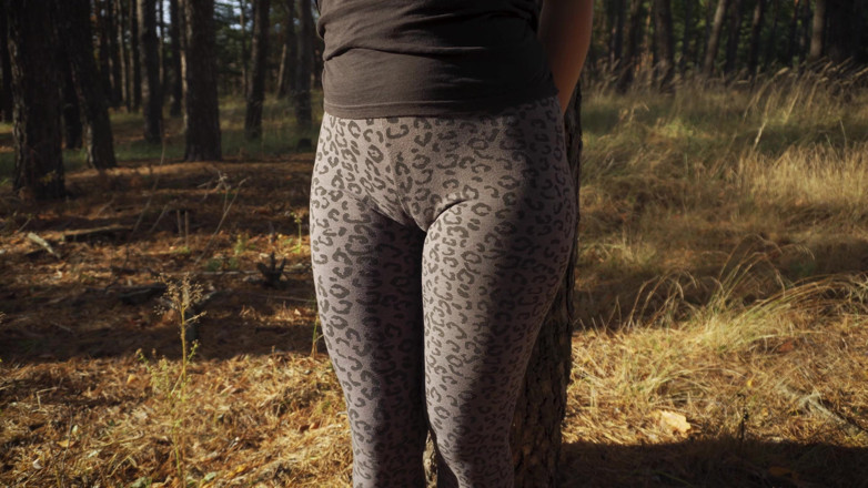 Teasecombo 4K: Awek mengusik cameltoe besarnya dalam bingkap leopard di luar rumah