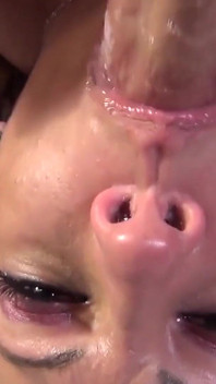 Todo en mi cara - 3_busty morena tatuada disfruta de mamada y facial