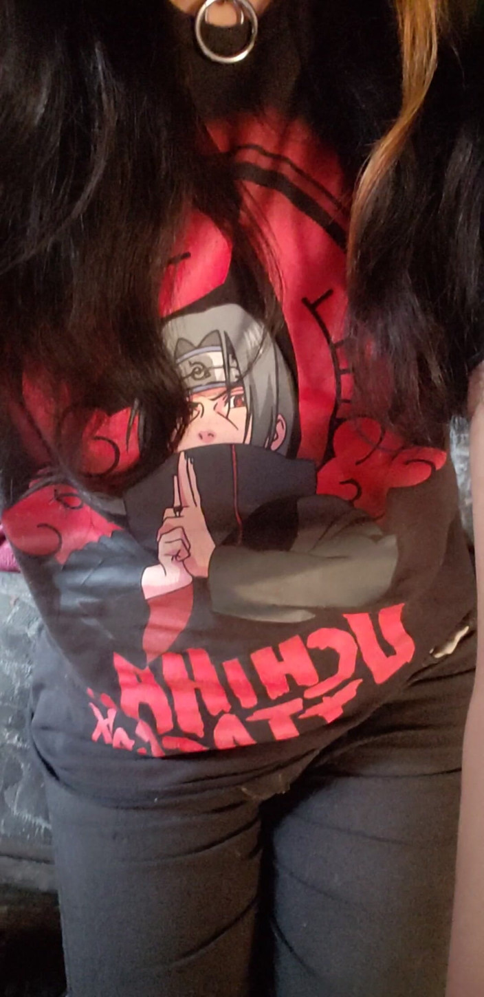 Laura1929: Yumiko Trans mặc áo sơ mi anime Itachi yêu thích của...