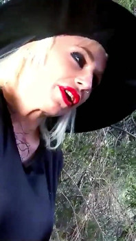Trên đường đến Mardi Gras - Gina Snake thích chơi ba người của cô ấy trong rừng
