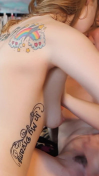 Zeige mir deine titten, wenn ich sie falsch schätzchen male - lesbische künstlerin