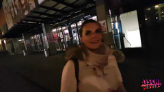 Aische Pervers: Německá milfka kouří na letištním parkovišti