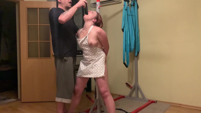 Elena917: Hospodyňka v zástěře za deepthroat trest