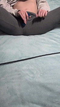 人妻用魔杖玩具自慰时被挠痒痒