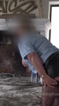Sucio edificio abandonado juego de tetas - Julie muestra sus grandes tetas en blusa abierta