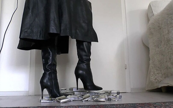 Lady Victoria Valente: Boty s jehlovými botami na vysokých podpatcích drtí krabičky cigaret