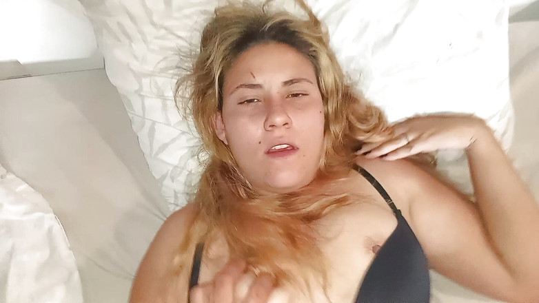 FabianUY97: 私は妻の足を広げて彼女を非常に激しくファックします