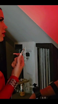 Miss Alessa Milano keine Gnade auf dem Stuhl mit deinem schwanz kurz