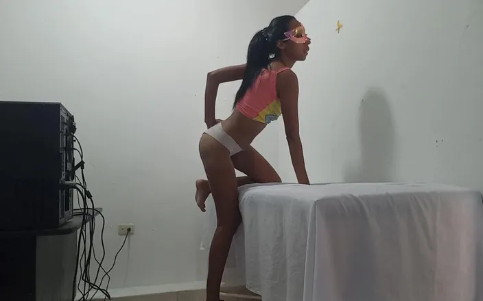 NEGRITA SEXY: I'm in the Massage Parlor and Since There Are No...