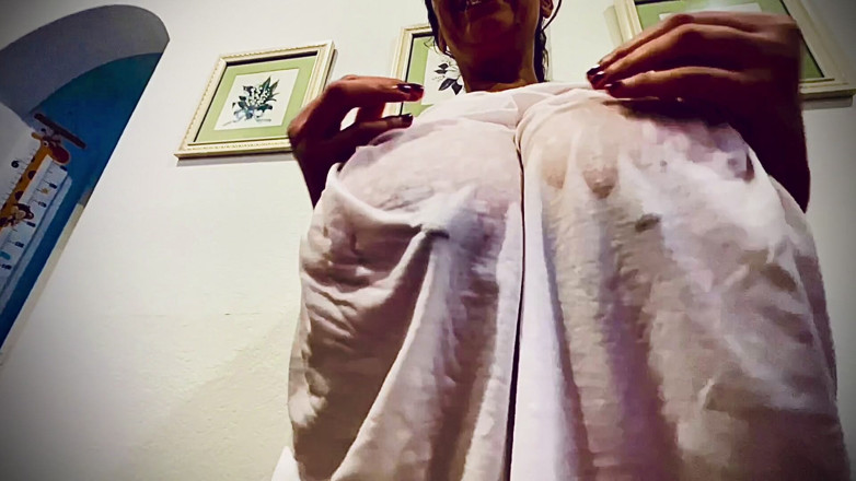 VeeVee Vixen: Seins énormes, t-shirt mouillé