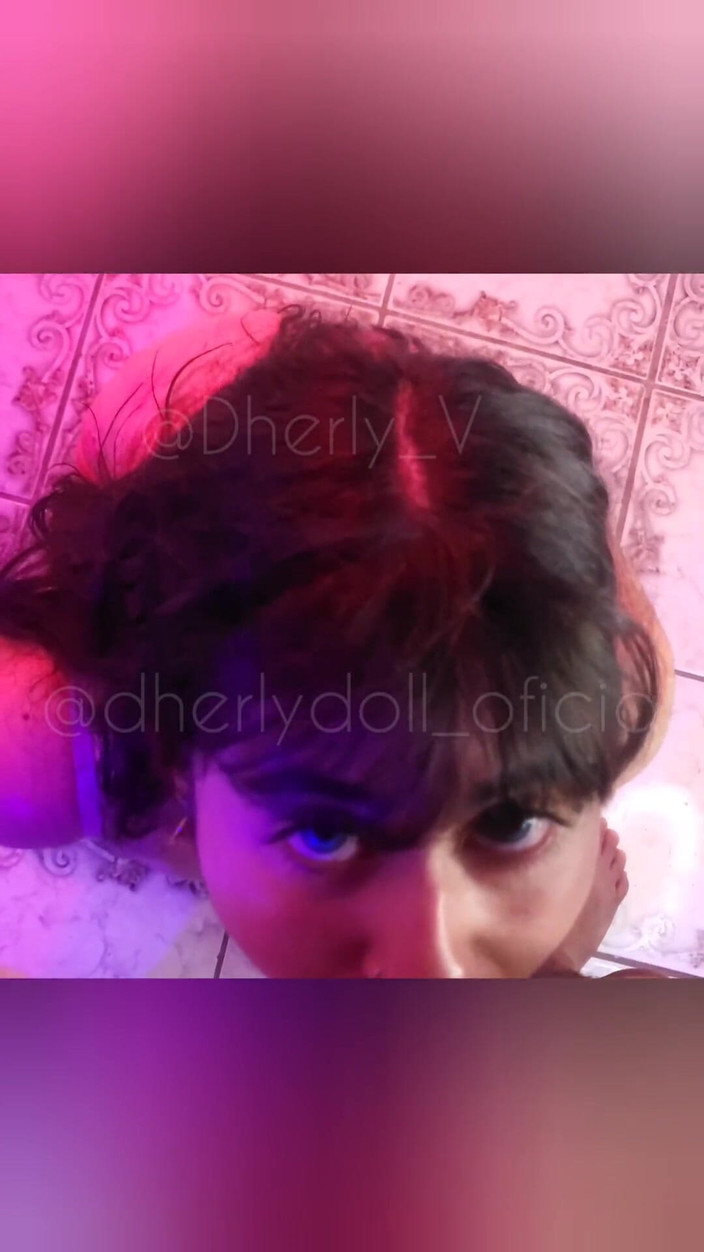 DherlyDoll: 내 친구가 나에게 그의 여친을 빌려주었고 그녀는 나에게 펠라를 주었고, 그녀는 정액에 목마른 그녀였다.