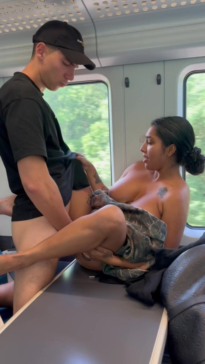 Bradybud: 在火车上和我丰满的女友做爱 我们被乘客抓住了——雅斯米娜·汗