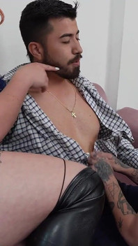 Threesome cu două eleve cu limbă bifidă scapă de sub control și trec lejer peste subiect