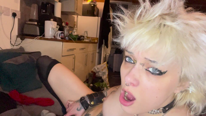 Glitterqueen1999: Üvey baba üvey kızının vücut transferlerini ele geçiriyor