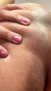 Baculatá bbw bohyně roztahuje zadek a mrká sprosté mluvící uctívání zadku