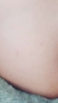 Moje žena udělala vodní klystýr a hraje si s análními korálky v jejím těsném análu, opravdu mokrá