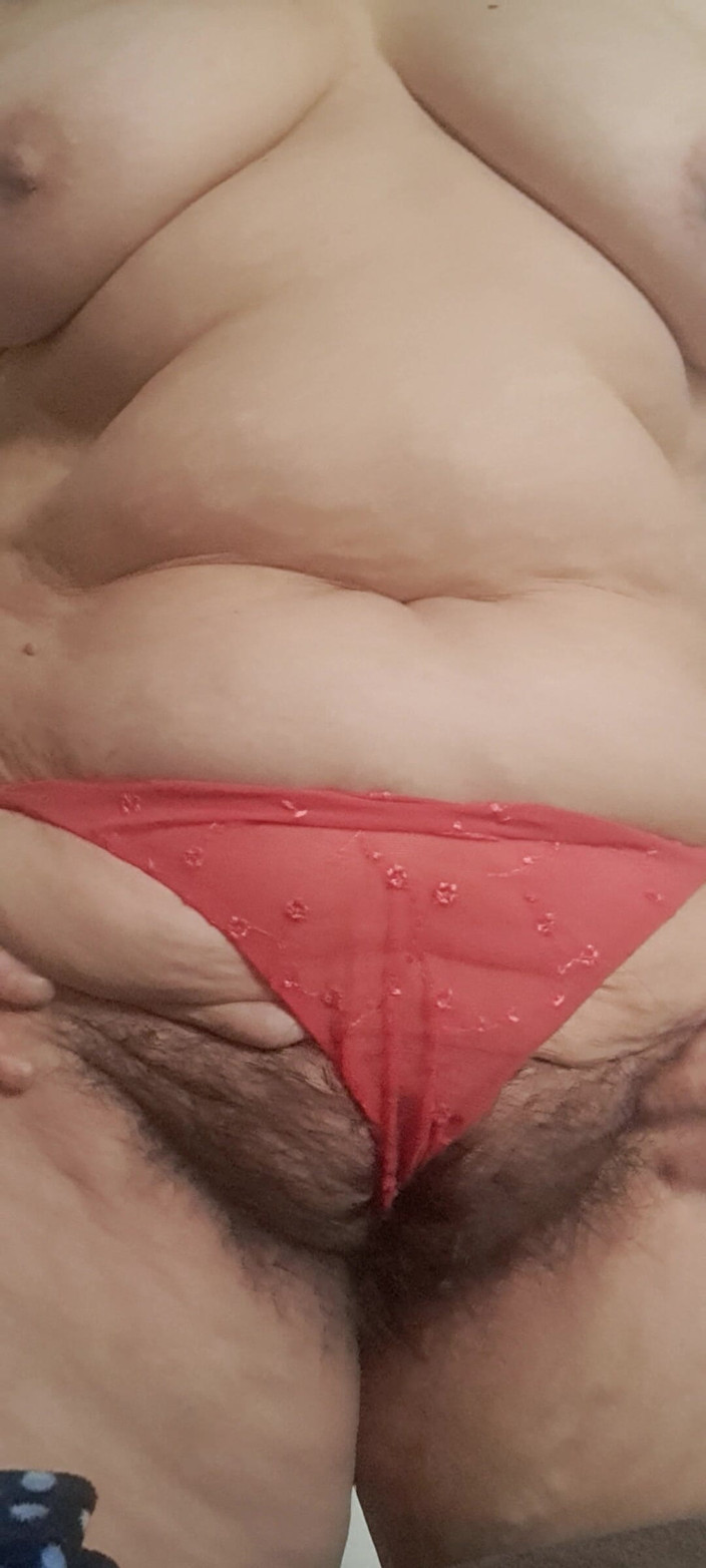 Mommy big hairy pussy: Madrasta seduz de calcinha vermelha