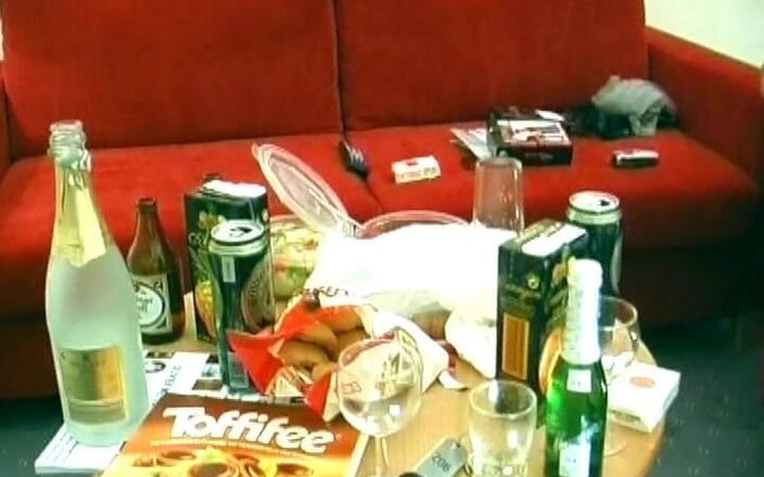 Deutsche Madchen: Niesamowita niemiecka laska uwielbia masturbować się i ssać Twardego penisa