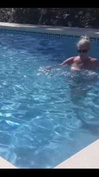 La journée de tournage d’hier s’est terminée par une immersion dans la piscine