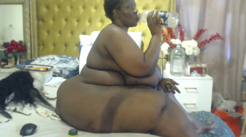 Legendary Booty Overdose: Schwarze SSBBW masturbiert und stripteasing