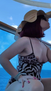 Tante seksi dientot sama pelaut sambil dientot