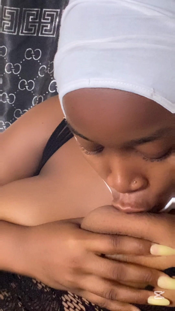 Slipperyblackgirl: Allemaal begroeten het sexy gladde poesje waardoor ik meer wilde