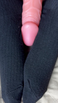 女孩独自拿着橡胶