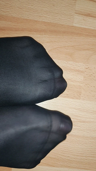 Hanuman feets: Des pieds se caressent en bas nylon et aussi des...
