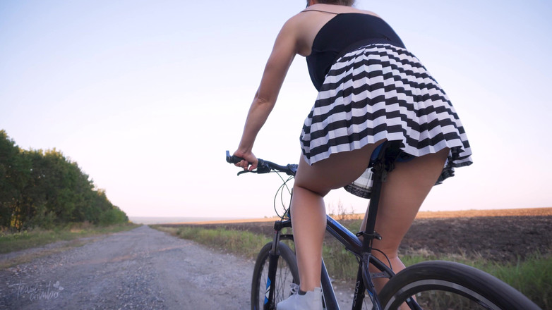 Teasecombo 4K: Pamer pantat sambil menunggangi sepeda di bawah rok