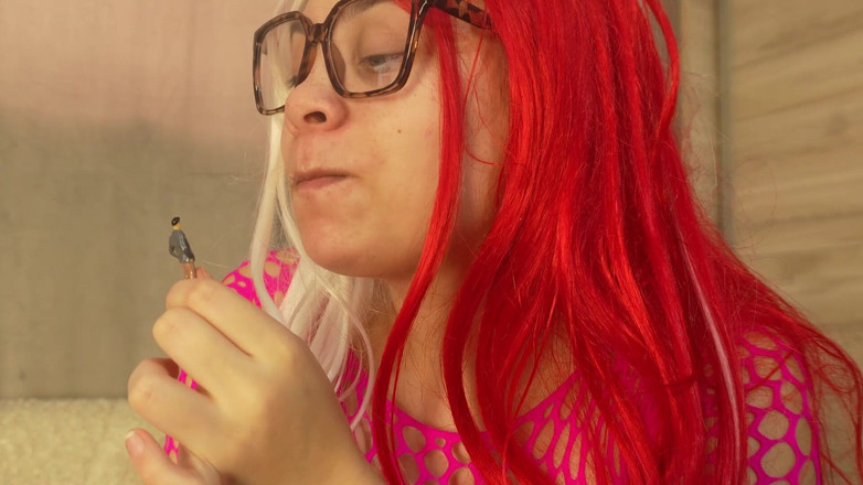 AmayaMori: Chị kế Khổng lồ nhai kẹo cao su, sau đó thổi...