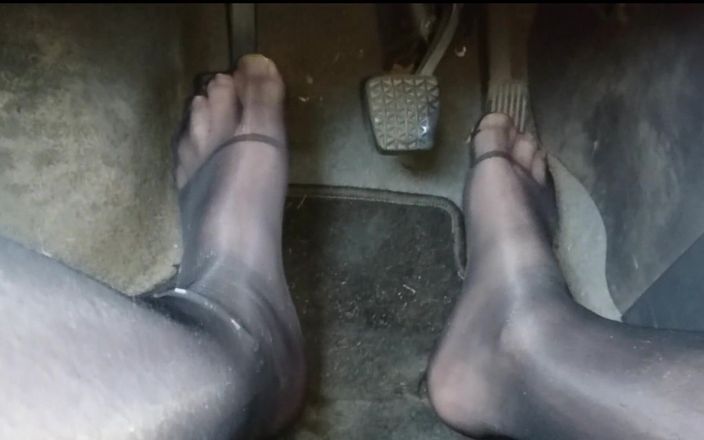 Carmen_Nylonjunge: Warten am Bahnscrhanke, Nylonfeet