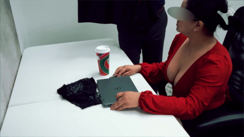 Lisa X Lopez: Máy bay bà già Latinh bị biến thành búp bê...