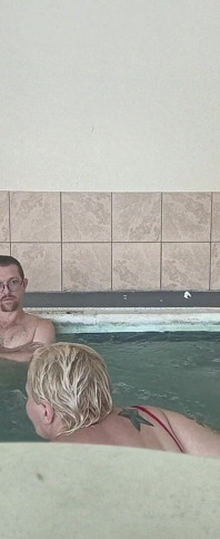 Принцеса-товстушка смокче його член під водою зі своїм неслухняним вітчимом
