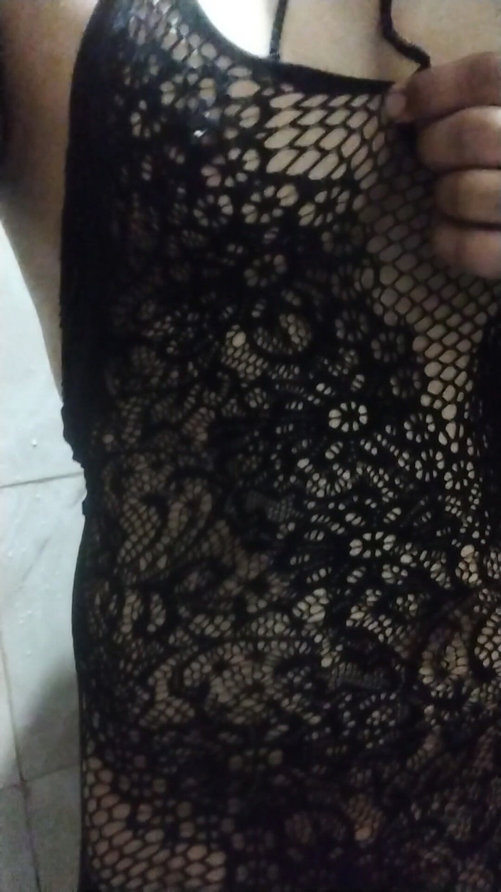 FlirtyAlien: बहिन समलैंगिक क्रॉसड्रेसर सेक्सी पोशाक पहने हुए और मास्टरबेटिंग