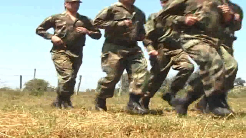 Straight fucking boy in uniform: Futută de 2 militari în aer liber