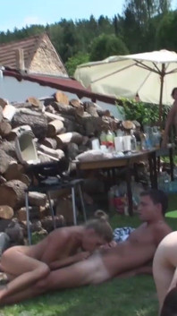 Gorąca orgia odbywa się na zewnątrz
