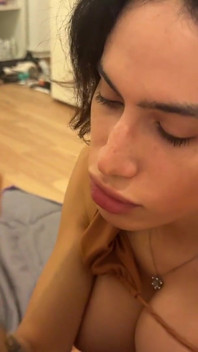 POV - menina tatuada com grandes mamas recebe garganta profunda