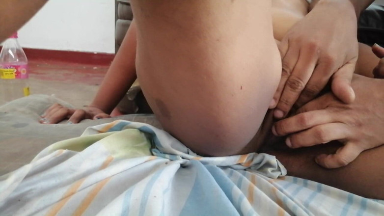 Tina Baby: Gura tânărului mătușă Desi seduce în timp ce baby sitting