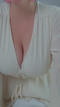O matură sexy elegantă călărește o pernă