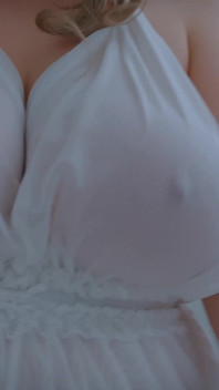 Baharatlı sohbet sheer nightie'de orta yaşlı seksi kadının mor oyuncak çılgınlığını ateş ediyor - dildoya binerken beni izle!