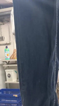 Mamă sexy tatuată folosită în secret de doi bărbați în pivnită