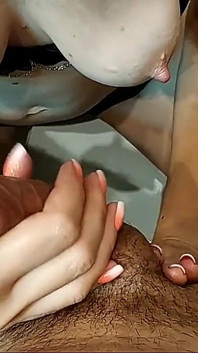 Branlette, massage de la prostate, jeu de tétons amateur
