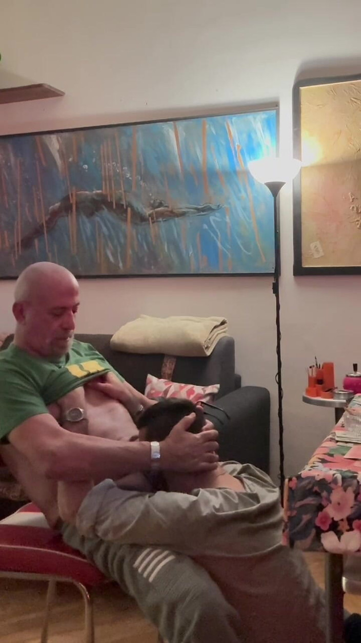 GiangyBoy: 私の支配的な男はコンドームなしで私をファックします1