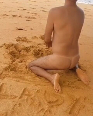 Ladysilvas: Ladysilva berbogel di pantai menunjukkan punggung tan seksinya dengan garisan...