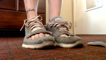 Abby Anna: 肮脏的运动鞋重建破坏