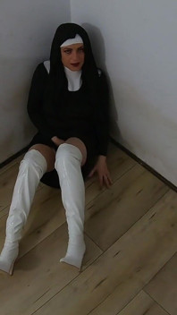 Děvka jeptiška má orgasmus se stříkáním po šukání ep 250