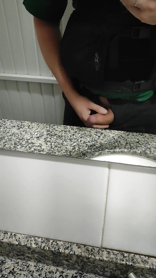 Guivideos: Ejaculação de sargeant na pia do banheiro